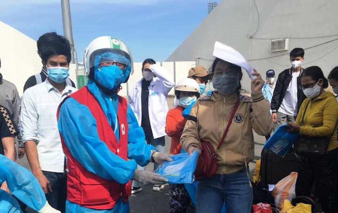 Các nhà hảo tâm trao đồ bảo hộ y tế cho người dân. Nguồn: Phùng Văn Huy.