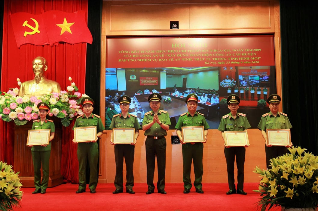 Bộ trưởng Tô Lâm trao Bằng khen của Bộ Công an tặng các tập thể và cá nhân. Ảnh: mps.gov.vn.