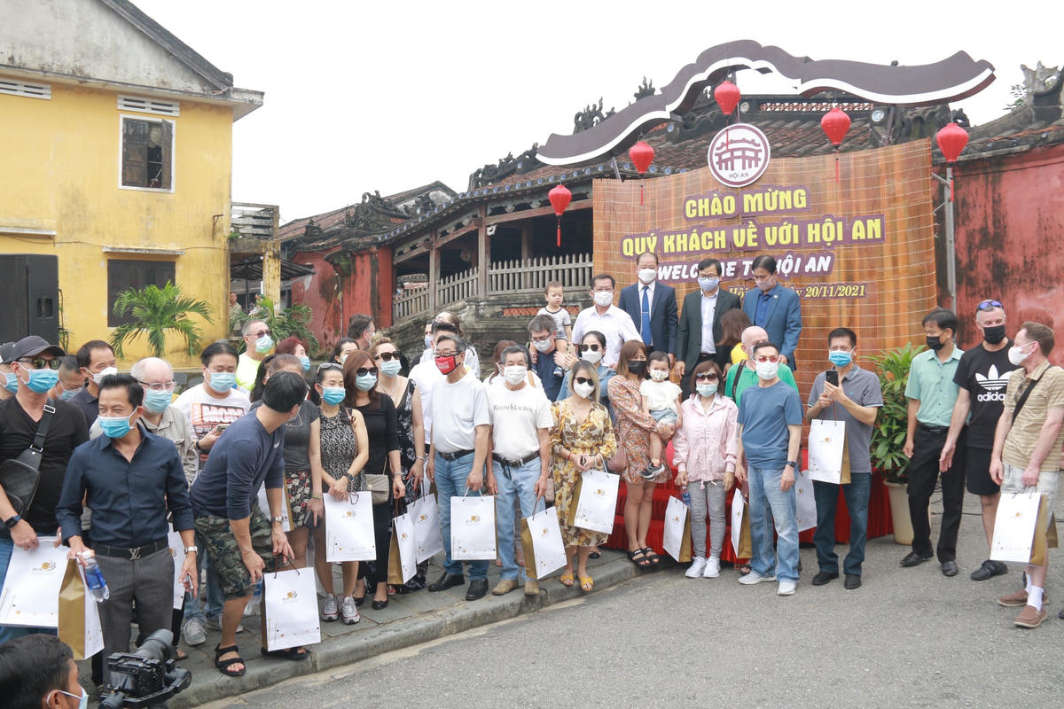 Du khách nước ngoài chụp ảnh lưu niệm ở phố cổ Hội An.