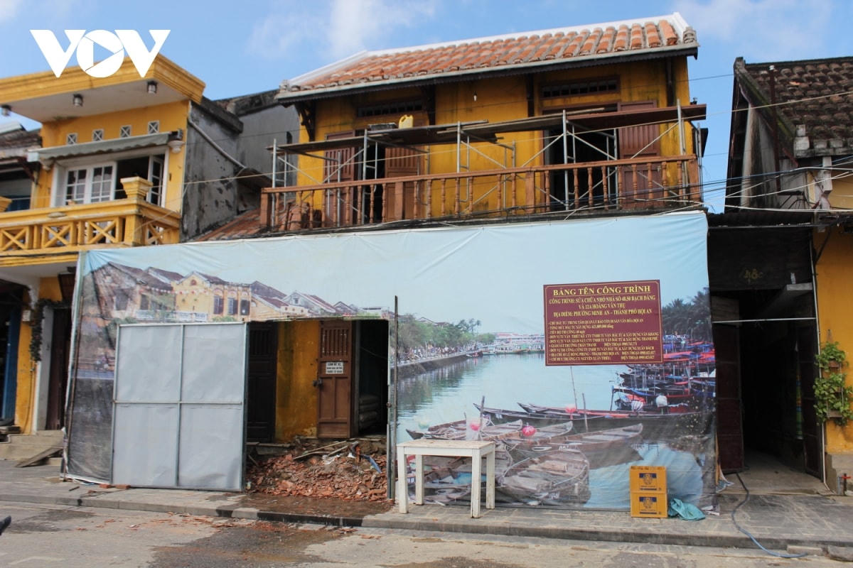 Một di tích trên đường Bạch Đằng, Hội An bị xuống cấp, đang được trùng tu lại.