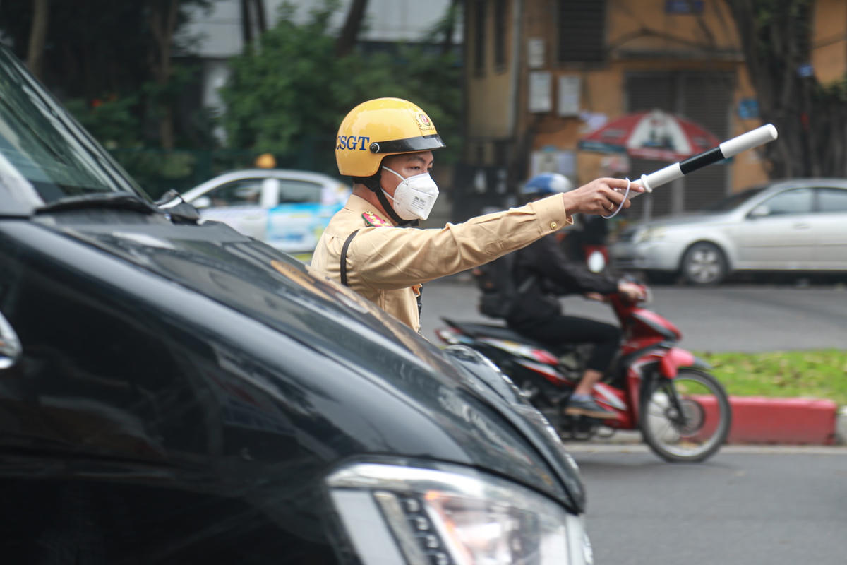 Chỉ sau vài phút tổ công tác tại khu vực cổng Rạp xiếc Trung ương, tổ công tác phát hiện xe Limousine mang BKS 29B–210.76 vi phạm về quy định dừng, đỗ gây ảnh hưởng đến việc lưu thông chung của các phương tiện trên tuyến.