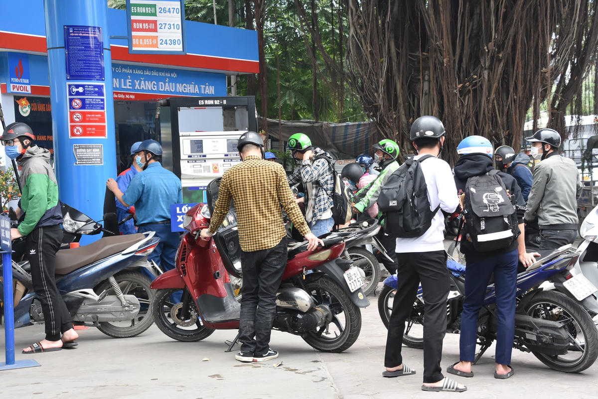 Ghi nhận của PV Đại Đoàn Kết Online, ngay sát giờ xăng tăng giá, nhiều người dân đã đổ dồn đến các cây xăng tranh thủ đổ đầy bình.