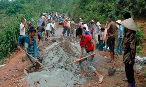 Nhân dân xã Tân Liên, huyện Cao Lộc (Lạng Sơn) làm đường giao thông nông thôn. Ảnh: Phạm Tuấn.