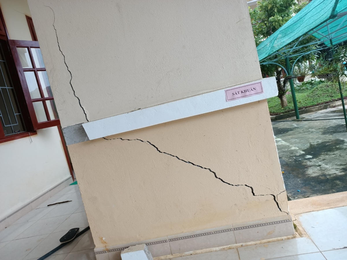 Nhiều mảng tường Đồn biên phòng A Xan bị nứt.