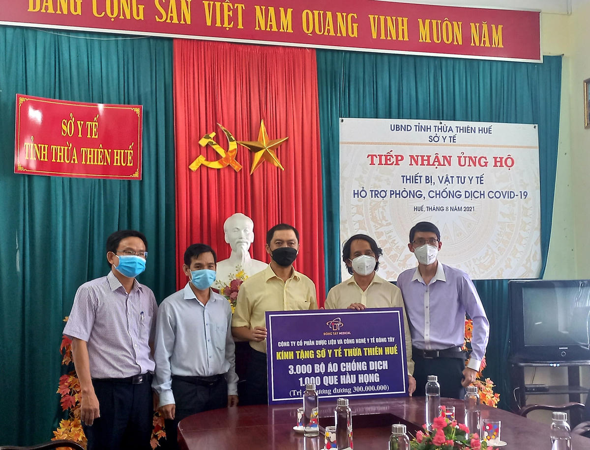 Lãnh đạo Sở Y tế Thừa Thiên - Huế tiếp nhận ủng hộ phòng, chống dịch Covid-19.