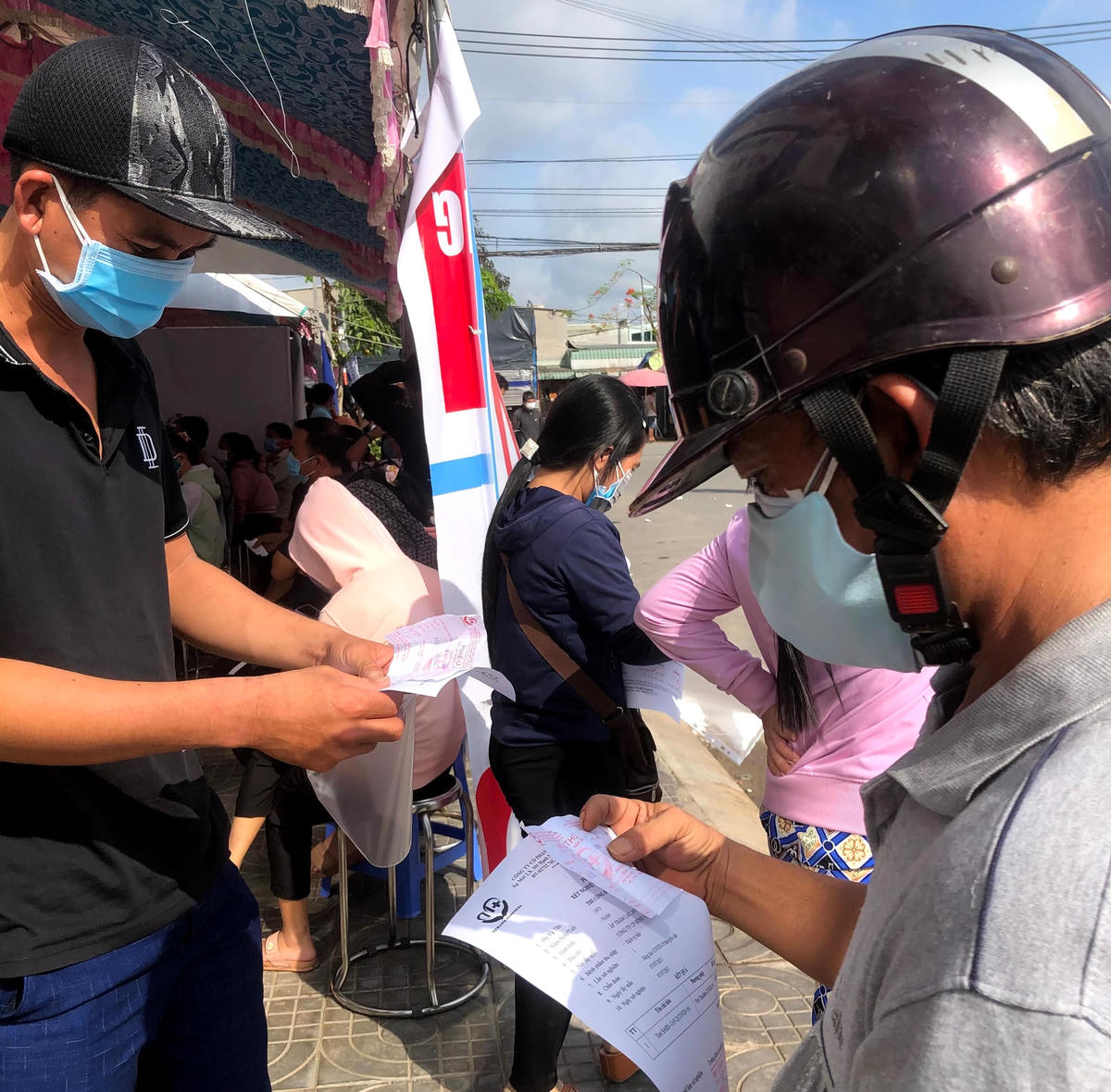 Mỗi lần xét nghiệm có giá 300 ngàn đồng nhưng thời hạn sử dụng khá nhanh, chỉ 3-5 ngày là phải đi xét nghiệm lại. Nhiều người cho biết chi phí vận tải bị đội giá cao vì tài xế phải mất thêm tiền xét nghiệm. Ngoài ra, thời gian chờ đợi cũng tốn nhiều tiếng đồng hồ.