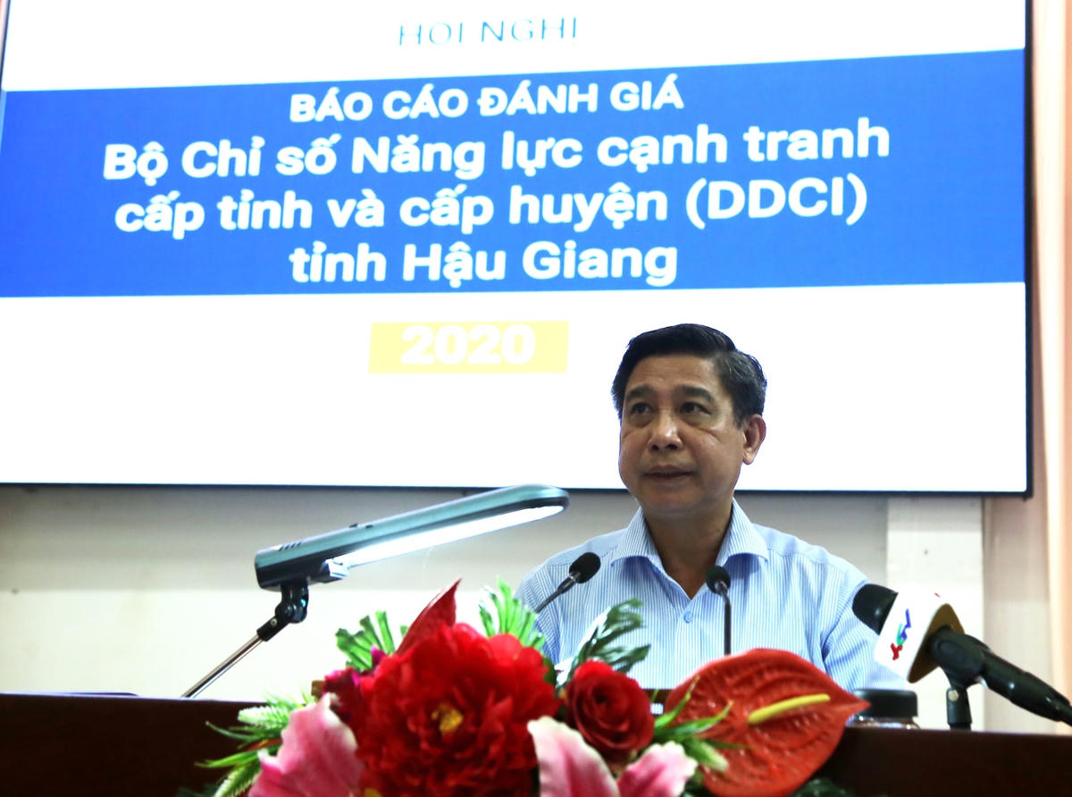 Ông Đồng Văn Thanh, Chủ tịch UBND tỉnh Hậu Giang thông tin tại hội nghị. 