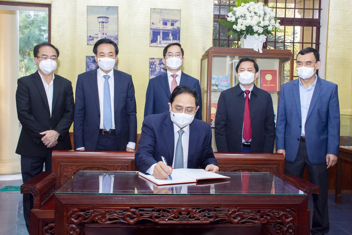 Thủ tướng Phạm Minh Chính xúc động viết lưu bút tại khu tưởng niệm anh hùng liệt sĩ Võ Thị Sáu.