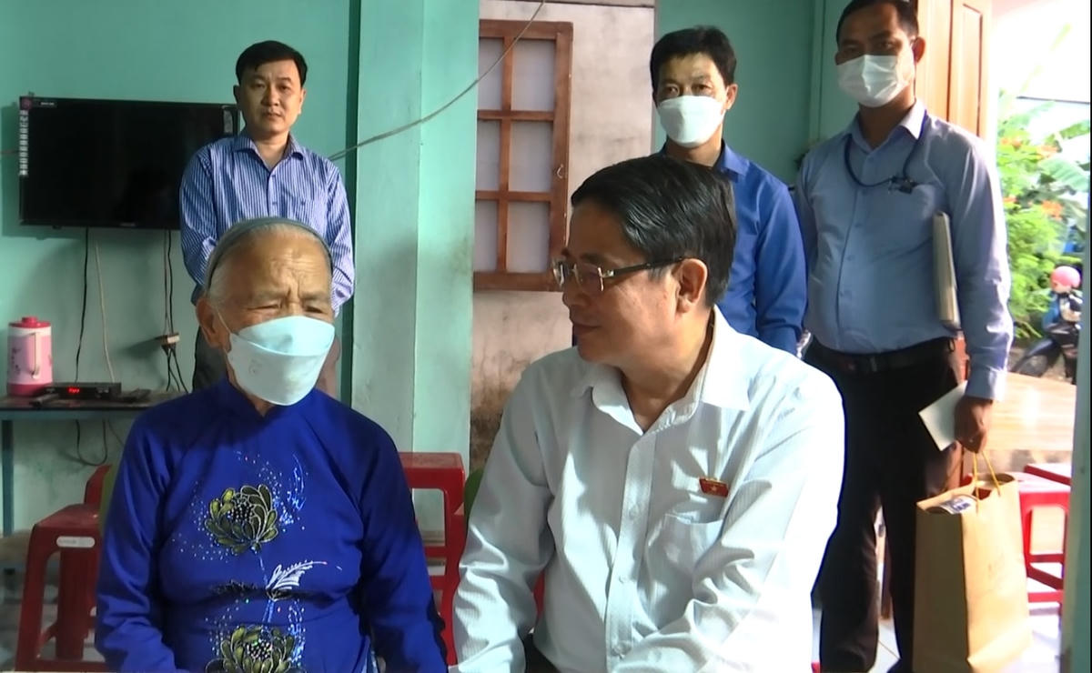 Ông Nguyễn Đức Hải đến thăm hỏi Mẹ Việt Nam anh hùng Trần Thị Thái.