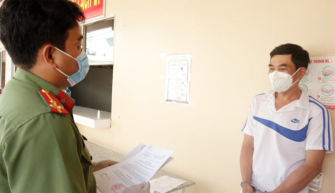 Làm việc với bị can Phan Phi Hùng được đưa từ Bình Dương về An Giang.