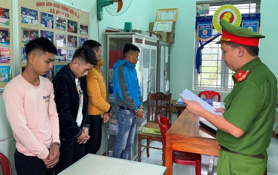 Lực lượng Công an đọc quyết định bắt các đối tượng.