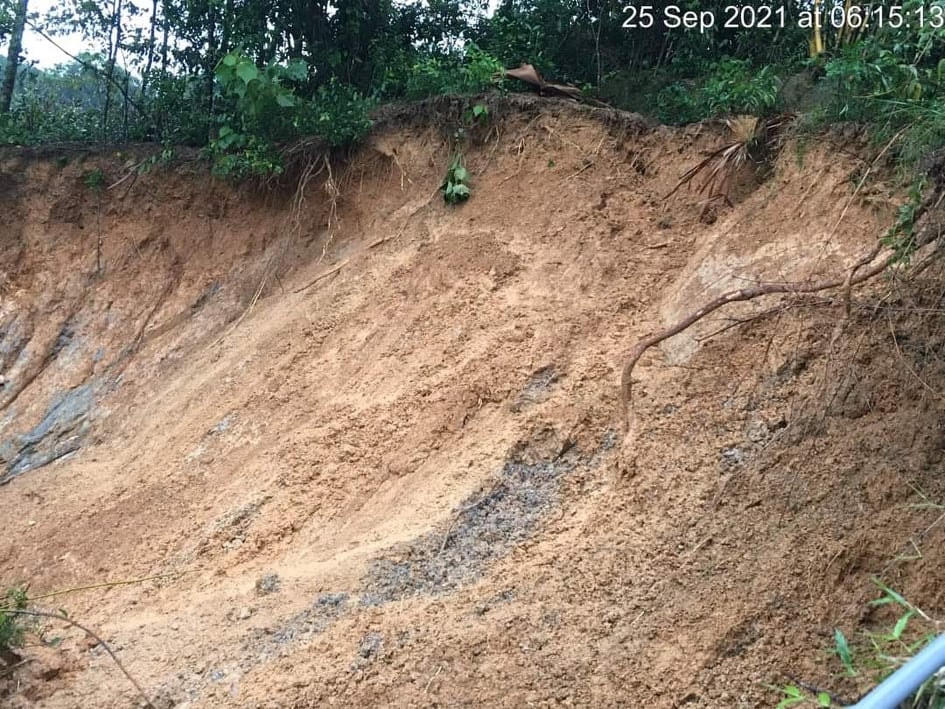 Khu vực núi phía sau nhà anh Đức bị sạt lở.