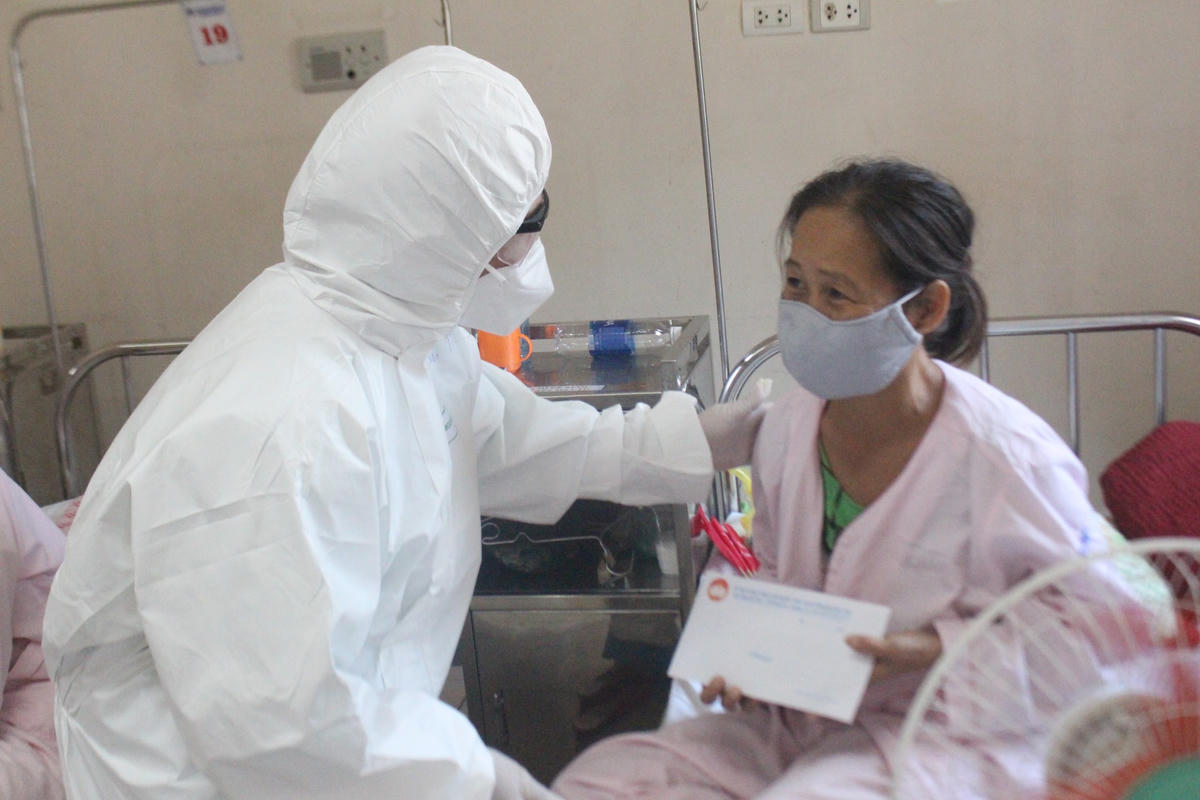 Bà Lê Thị Lan Hương thăm hỏi và tặng quà cho bệnh nhân đang điều trị tại Bệnh viện Trung ương Huế cơ sở 2.