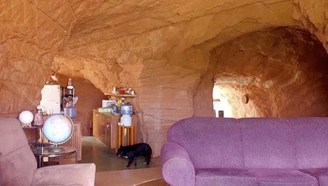 Chuyện thật như đùa: Người đàn ông đào thông quả đồi để làm nhà