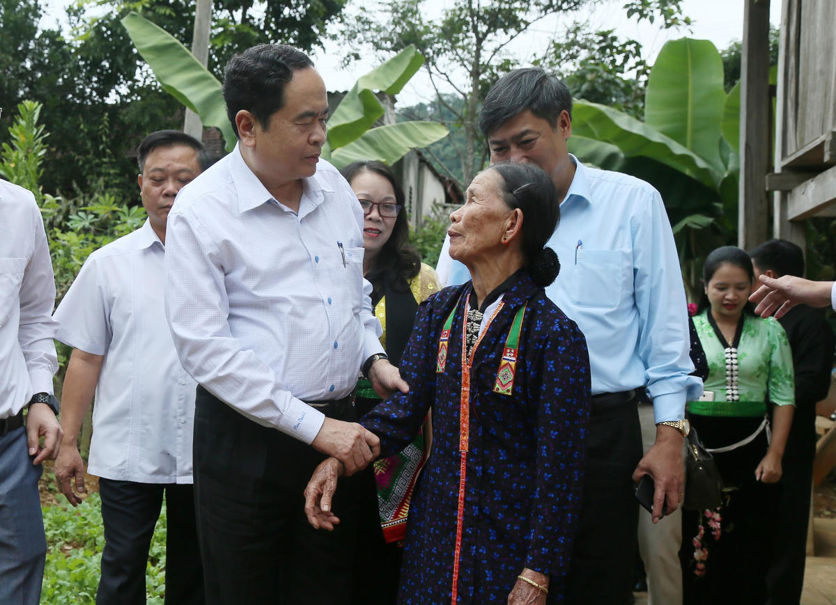 Chủ tịch UBTƯ MTTQ Việt Nam Trần Thanh Mẫn thăm hỏi và chia sẻ với hộ nghèo xã Mường Giàng, huyện Quỳnh Nhai, tỉnh Sơn La.