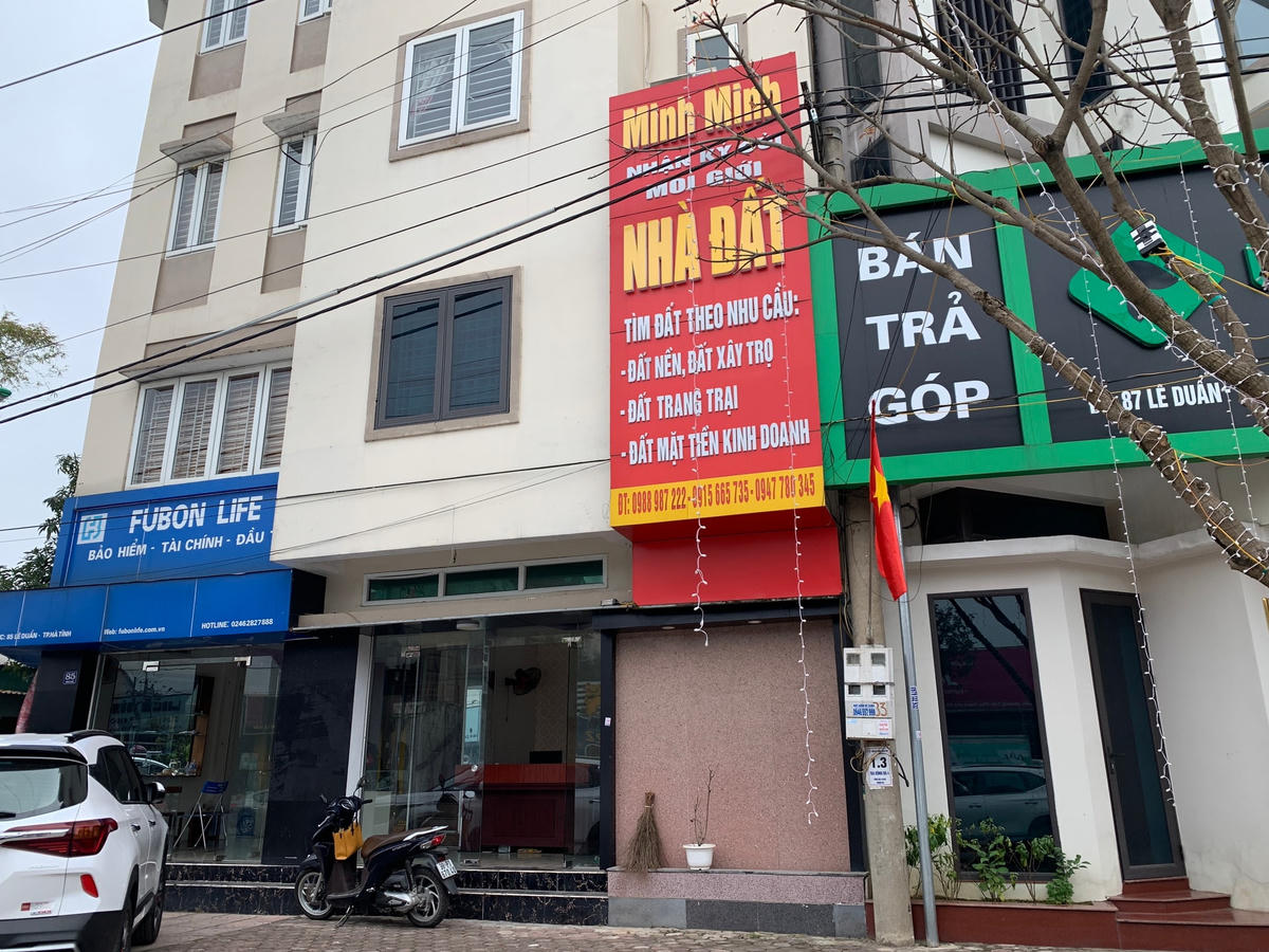 Một xẹo đất nhỏ hẹp mặt đường Lê Duẩn cũng được thuê để tận dụng buôn bán đất đai.
