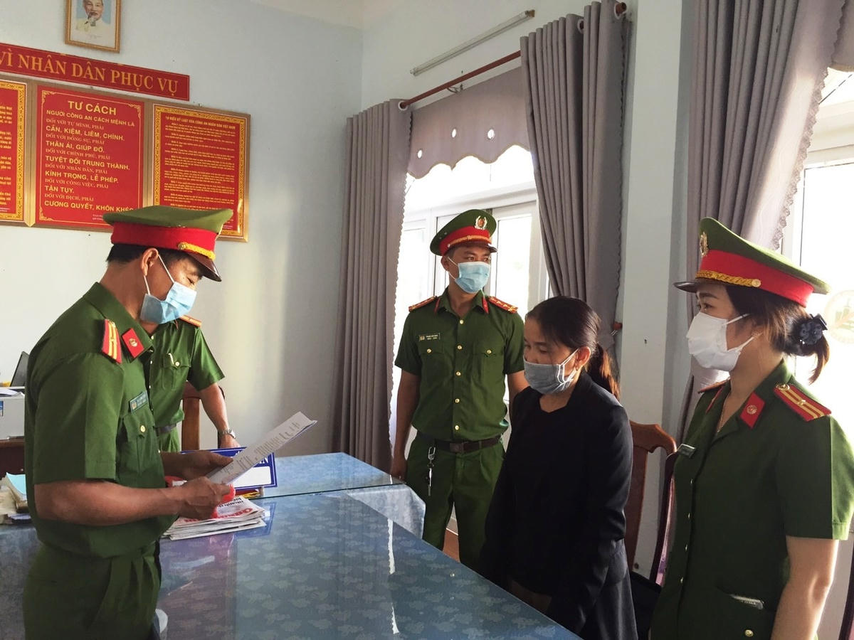 Công an đọc quyết định bắt Nguyễn Thị Mỹ Dung.