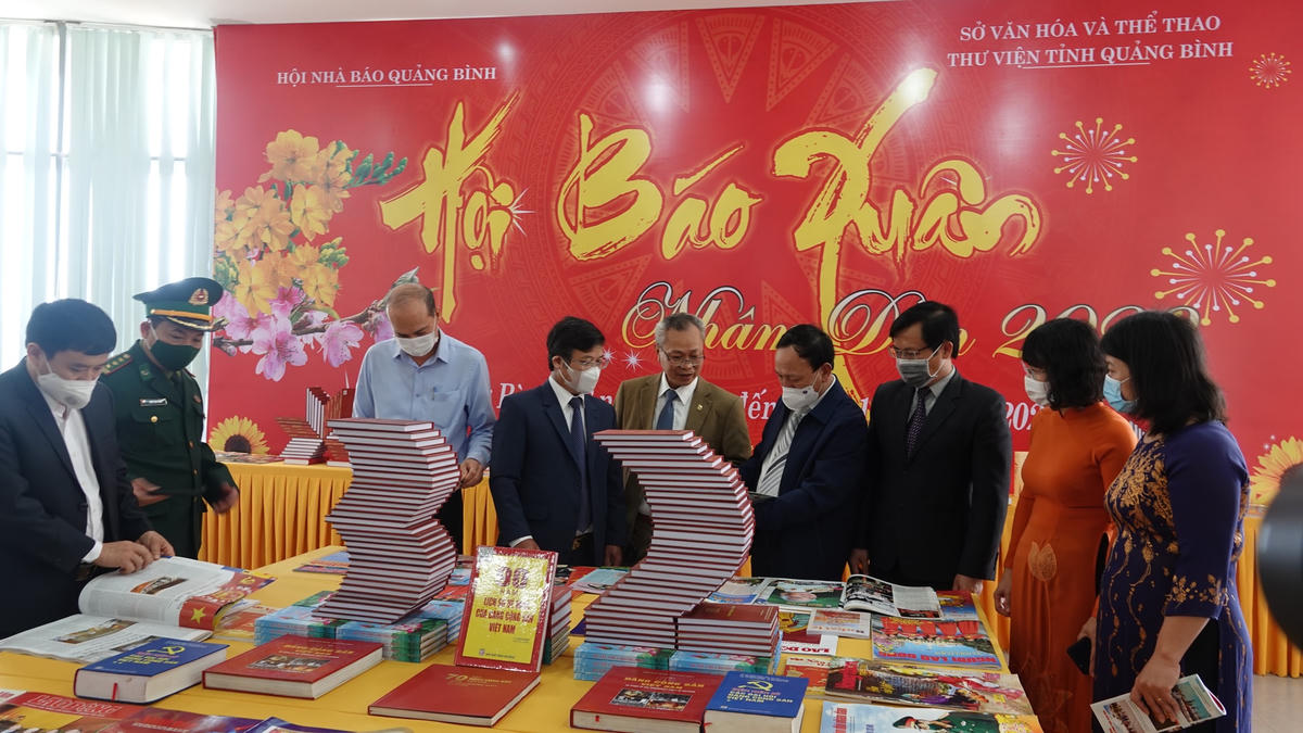 Một góc không gian trưng bày báo Xuân Nhâm Dần ở tỉnh Quảng Bình.
