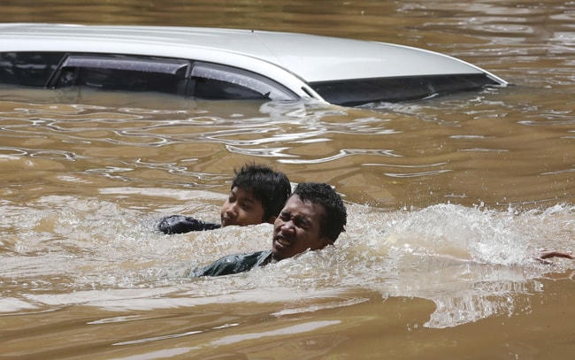 Nước lũ dâng cao tới 1,8 m ở một số khu vực tại thủ đô Jakarta. (Ảnh: AP).