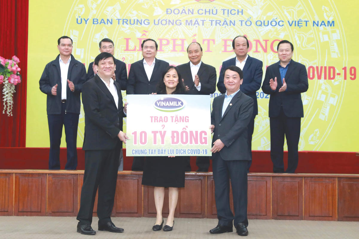 Thủ tướng Chính phủ Nguyễn Xuân Phúc, Chủ tịch Trần Thanh Mẫn chứng kiến lễ tiếp nhận ủng hộ và trao tiếp nhận ủng hộ tại Lễ Phát động toàn dân phòng chống dịch Covid-19. Ảnh Quang Vinh.