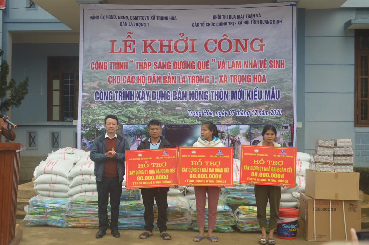 Ông Trần Quang Minh, Phó Chủ tịch Ủy ban MTTQ Việt Nam tỉnh Quảng Bình trao hỗ trợ 3 nhà Đại đoàn kết cho hộ nghèo ở bản La Trọng 1.