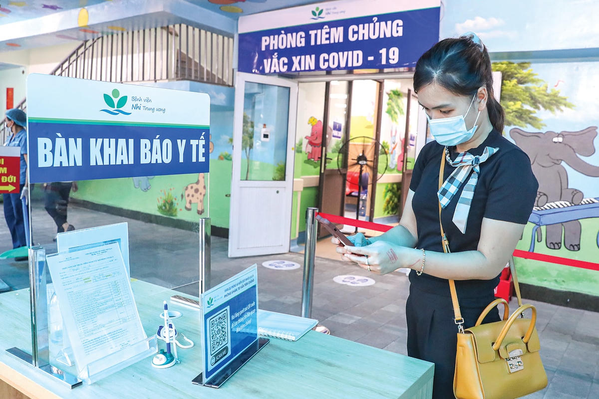 Những người đến bệnh viện đều phải bắt buộc khai báo y tế bằng hình thức quét mã code.