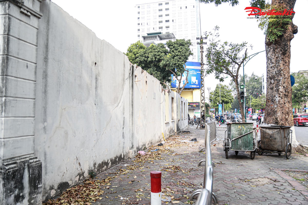 Vì vậy, những rào chắn bằng sắt đã được dựng để tránh gây tai nạn cho người đi bộ qua dự án này.