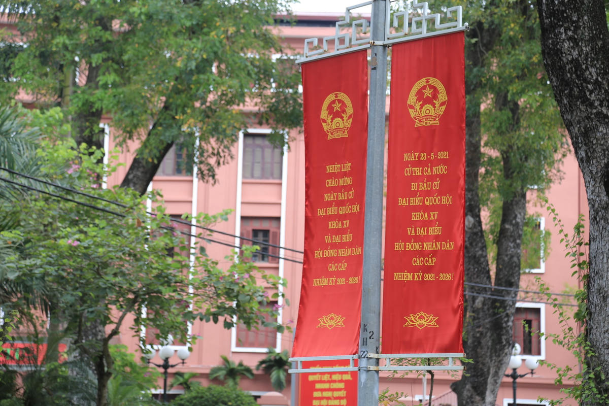 Băng rôn tuyên truyền được trang hoàng các tuyến đường xung quanh Lăng Chủ tịch Hồ Chí Minh.