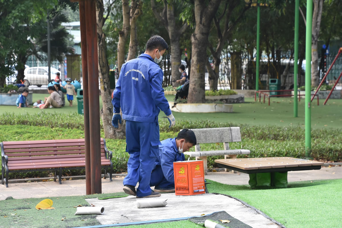 [ẢNH] Công viên Cầu Giấy: Gạch đá nham nhở, khu vui chơi cho trẻ hư hỏng nặng