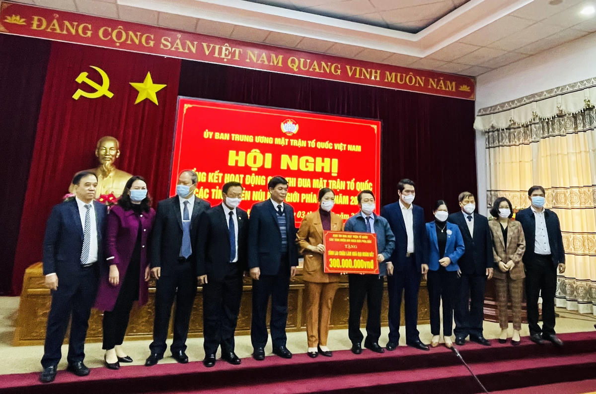 UBTƯ MTTQ Việt Nam và Cụm thi đua các tỉnh miền núi biên giới phía Bắc trao tặng nhà Đại đoàn kết cho MTTQ tỉnh Lai Châu.