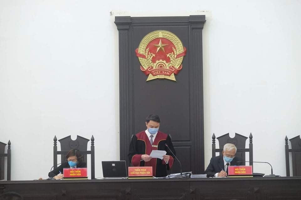 Hội đồng xét xử khai mạc phiên toà.