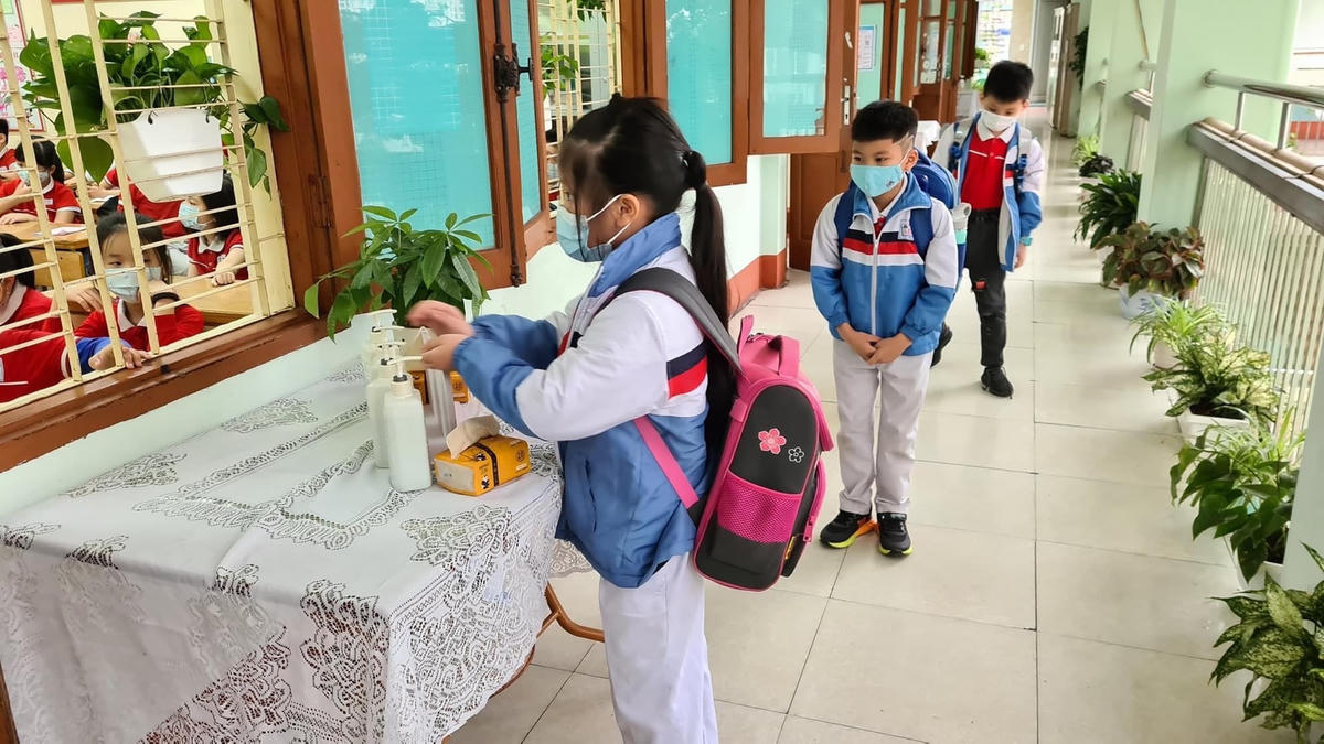 Học sinh Trường Tiểu học Hạ Long thực hiện nghiêm túc an toàn phòng chống dịch Covid-19 khi tới trường.