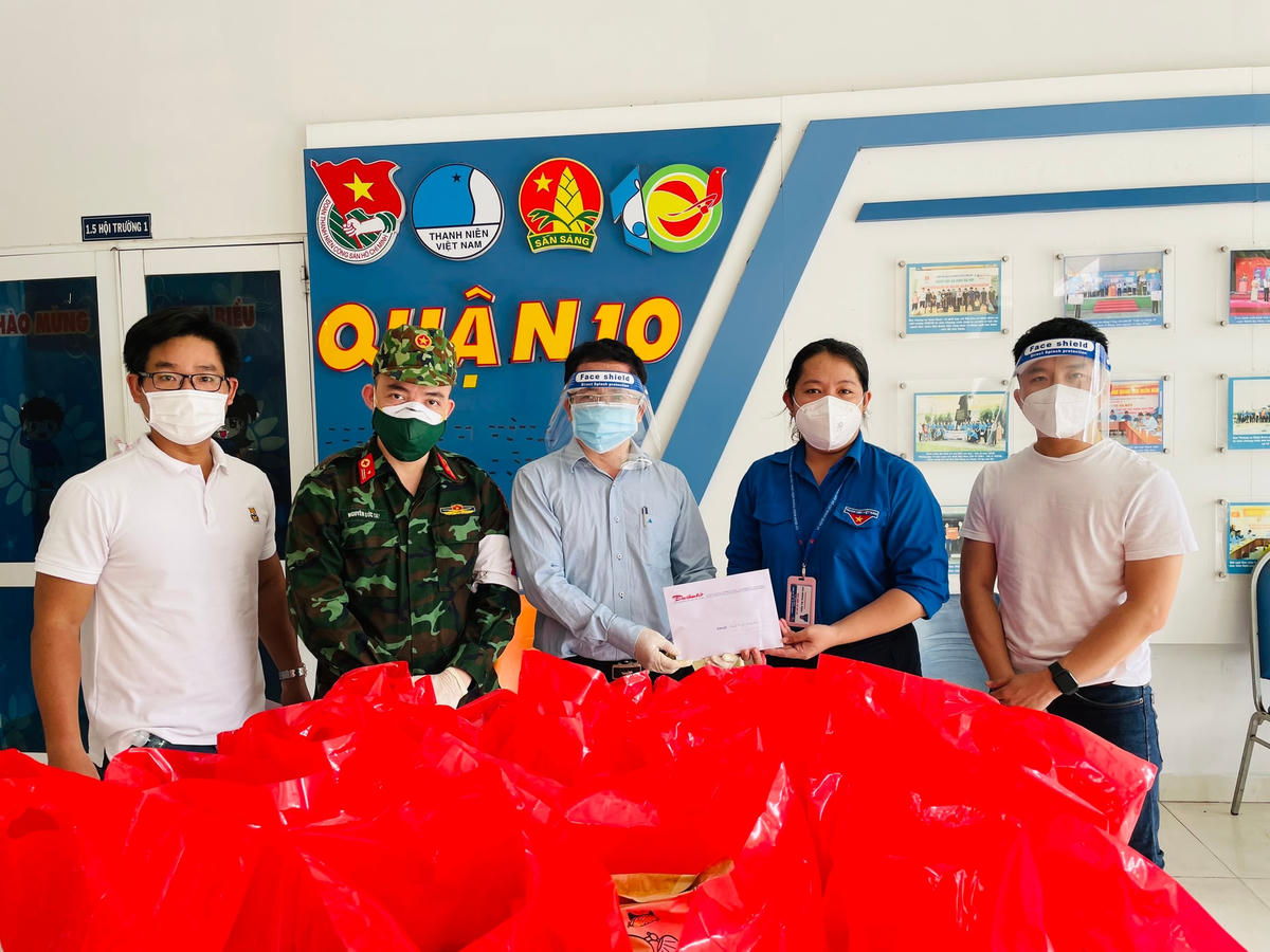 Quận Đoàn quận 10 tiếp nhận 36 suất quà cho thiếu nhi. Ảnh: Hữu Vinh