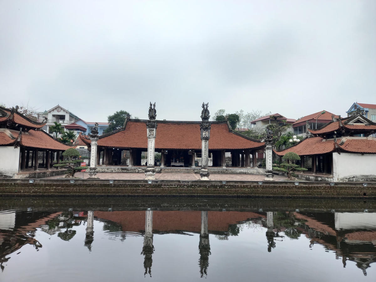 Cảnh quan bên trong di tích quốc gia đặc biệt đình Tây Đằng.