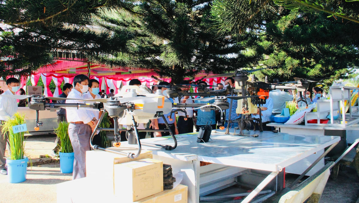 Mô hình máy bay phục vụ sản xuất nông nghiêp trưng bày tại Hội thảo 