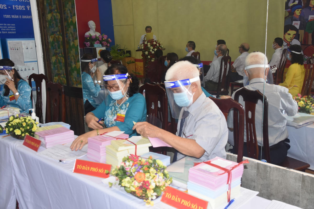 Các thành viên Tổ bầu cử được trang bị đầy đủ mũ chống giọt bắn.