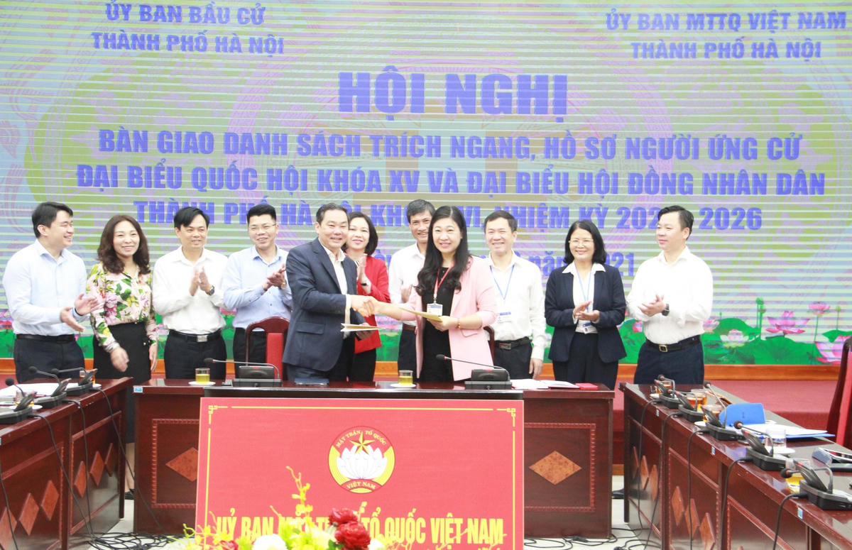 Bàn giao Hồ sơ người ứng cử Đại biểu Quốc hội và HĐND các cấp trên địa bàn thành phố.