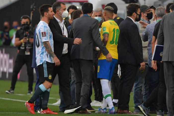 Đại chiến Argentina – Brazil gặp sự cố hy hữu chỉ sau 5 phút khiến Messi nổi giận