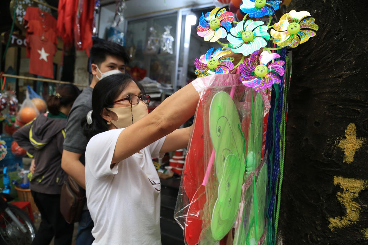 Hàng Mã đóng cửa, người dân đổ xô đến văn phòng phẩm sắm đồ Trung thu