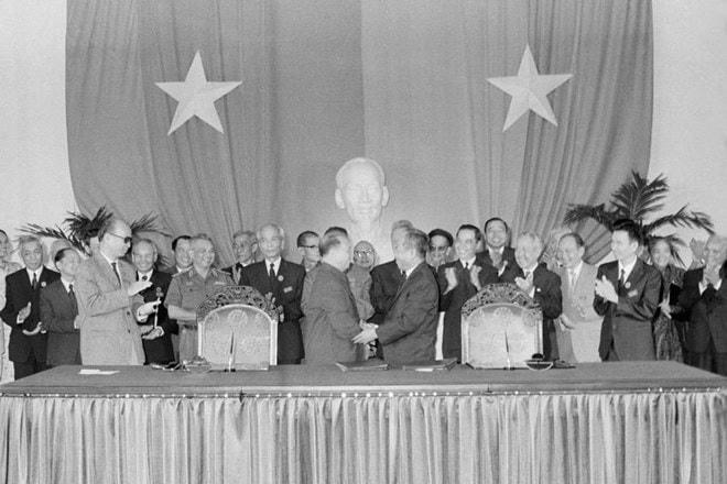 Đồng chí Trường Chinh, Trưởng đoàn đại biểu miền Bắc và đồng chí Phạm Hùng, Trưởng đoàn đại biểu miền Nam ký văn kiện chính thức sau Hội nghị Hiệp thương chính trị thống nhất Tổ quốc, ngày 21/11/1975. (Ảnh: TTXVN).