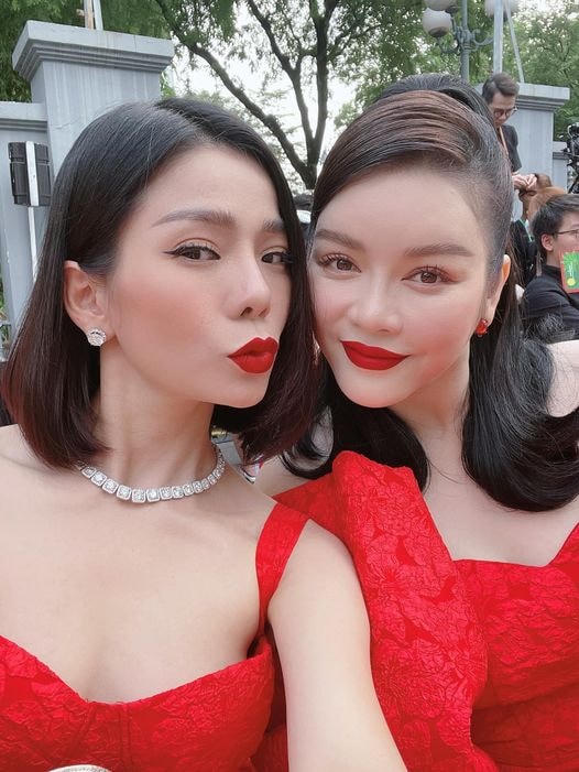 Lệ Quyên và Lý Nhã Kỳ xinh đẹp tham dự show thời trang: “Hai chị em chúc mừng BST Hừng Đông của hai anh VUNGOC&SON”.  