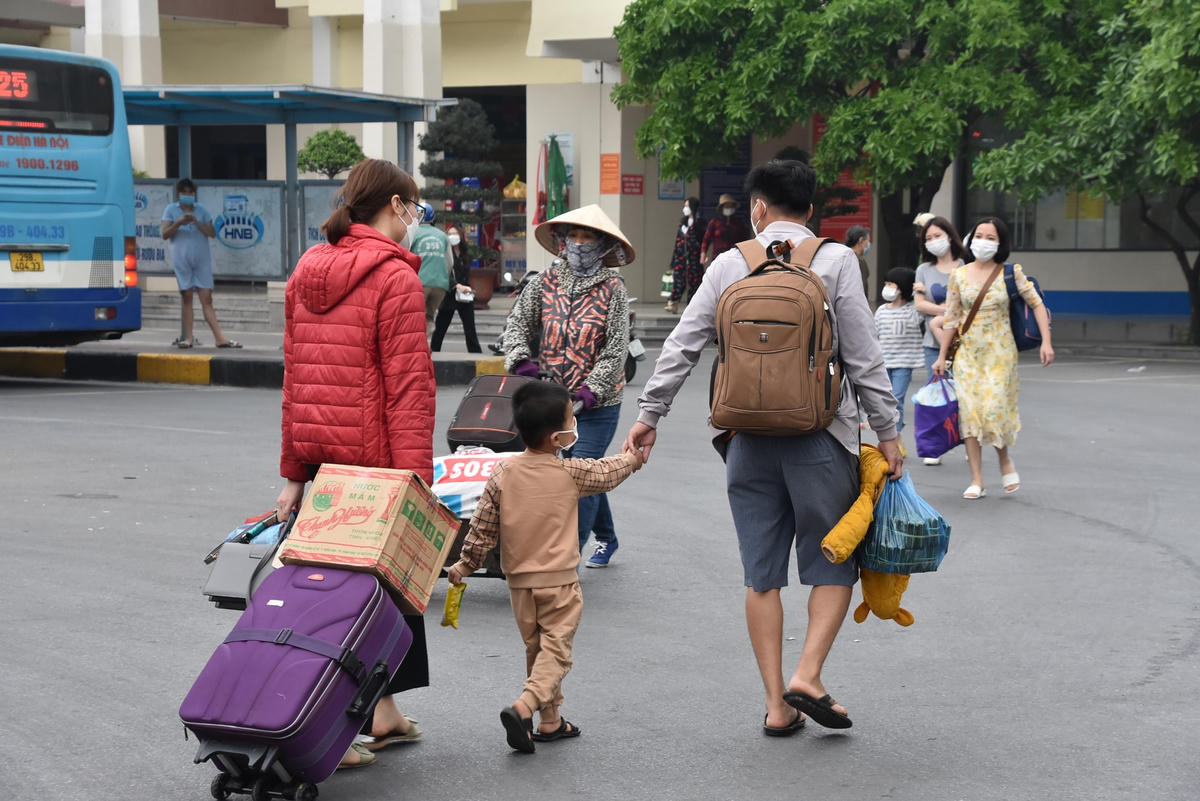 Nhiều gia đình trở lại Hà Nội sau dịp nghỉ lễ kéo dài.