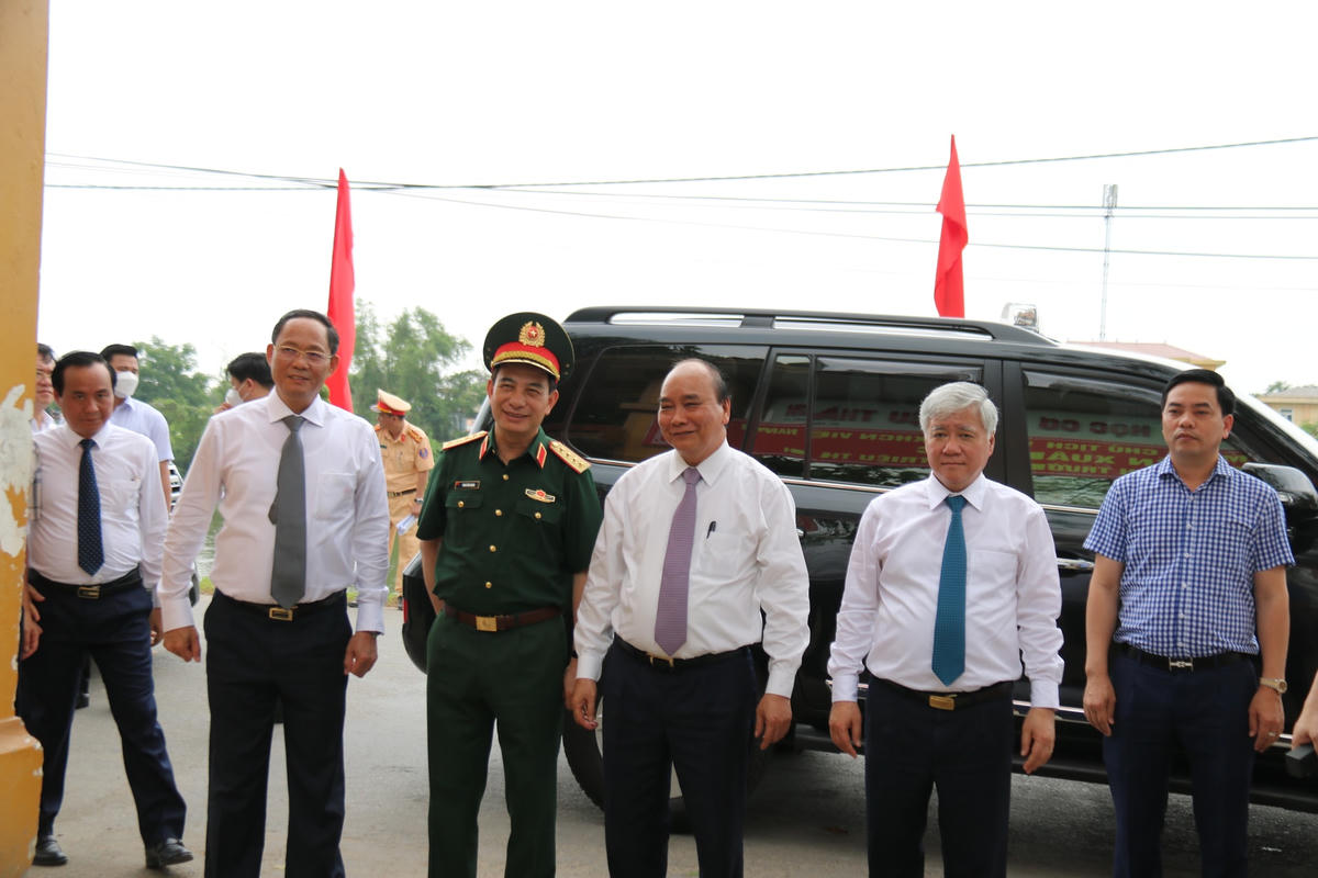 Sáng ngày 29/4, Chủ tịch nước Nguyễn Xuân Phúc đã dự lễ khánh thành công trình Trường THCS Triệu Thành (Triệu Phong, Quảng Trị). Cùng dự buổi lễ có Bí thư Trung ương Đảng, Chủ tịch UBTƯ MTTQ Việt Nam Đỗ Văn Chiến và các lãnh đạo Đảng, Nhà nước; lãnh đạo các Ban, Bộ, Ngành, cơ quan Trung ương; lãnh đạo tỉnh Quảng Trị.