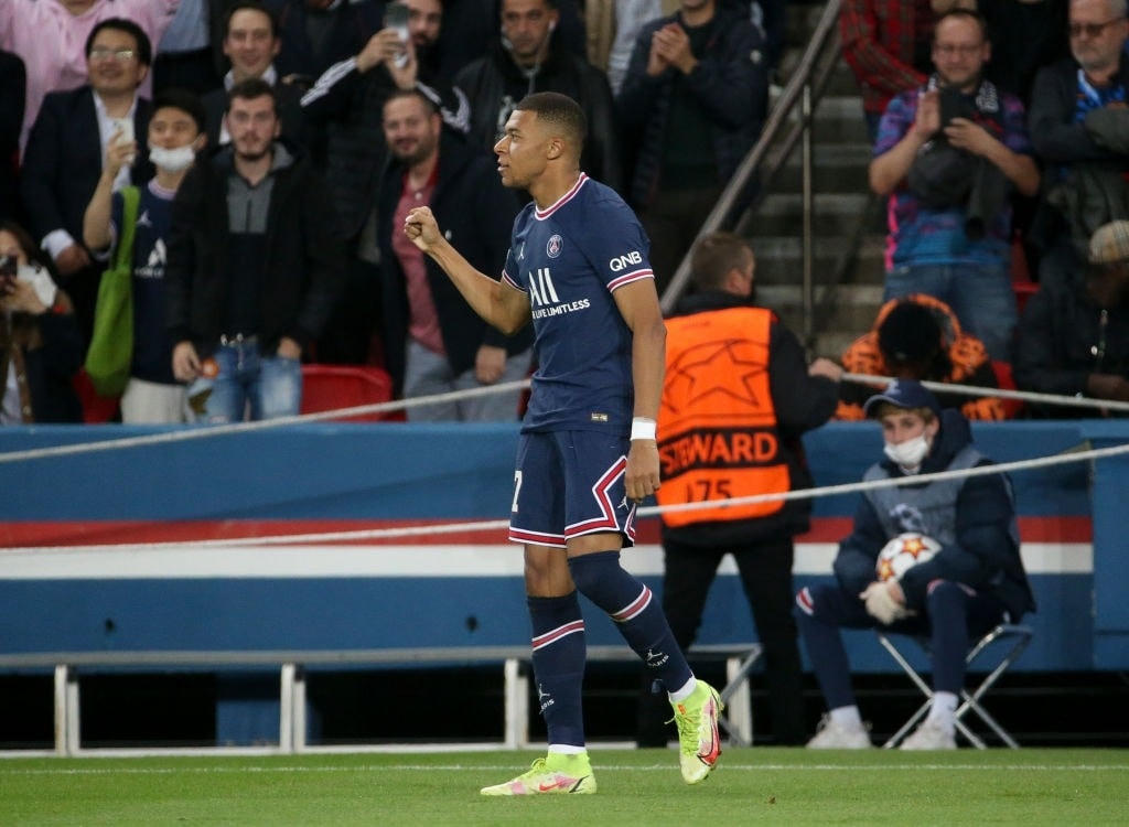 Mbappe ăn mừng bàn thắng mở tỉ số trận đấu.