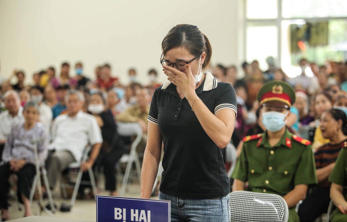 Nữ bị hại Dương Thị Hiền bật khóc tại phiên tòa.