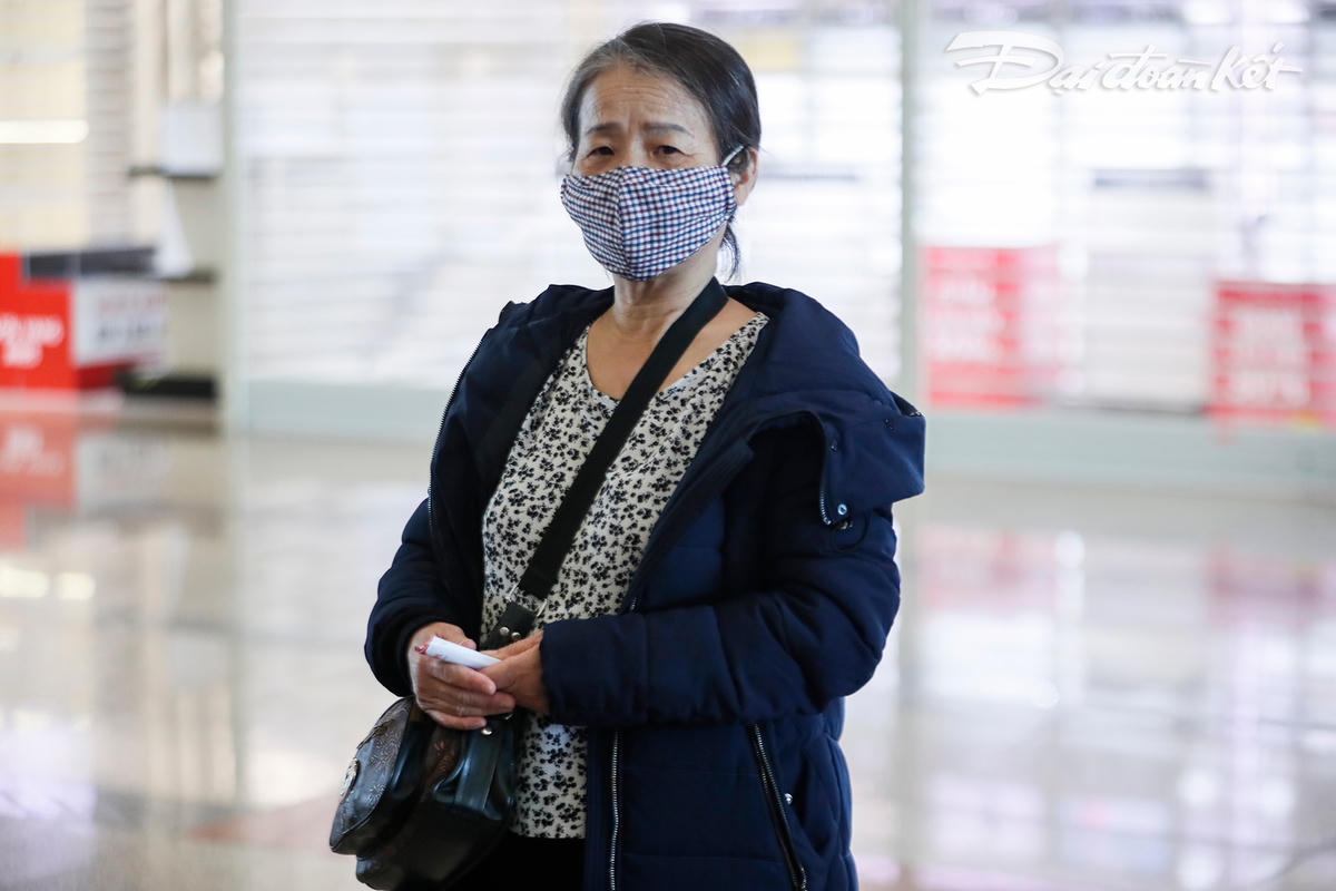Bà Nguyễn Thị Nga, 65 tuổi, quê Nghệ An, hiện thường trú tại Gia Lai, người vừa trở về trên chuyến bay sơ tán công dân đầu tiên tại Ukraine.