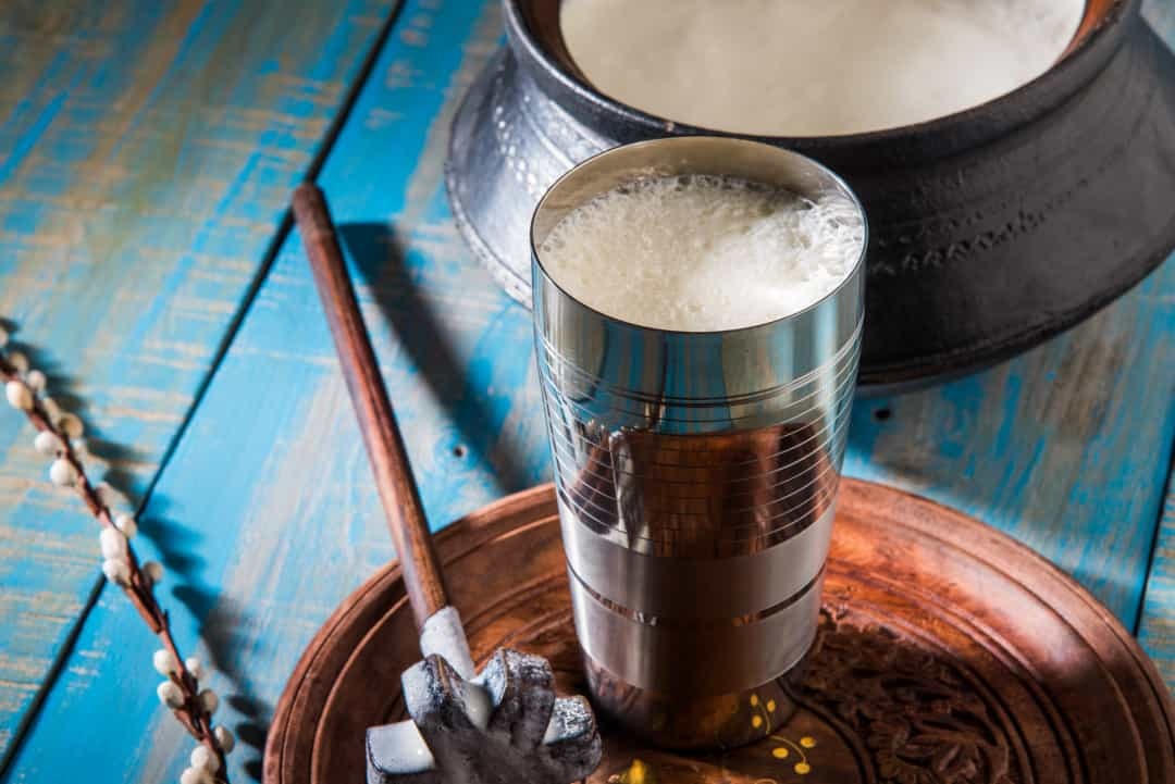 Lassi là thức uống sữa lên men có nguồn gốc từ Ấn Độ., nó thường được thưởng thức như một thức uống trước bữa tối và giúp tiêu hóa trơn tru.  