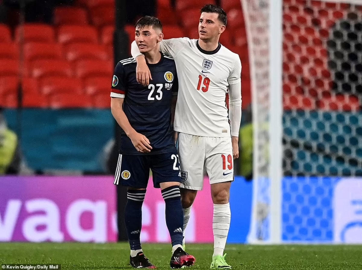Mason Mount tiếp xúc gần Billy Gilmour nên phải cách ly 10 ngày. (Ảnh: Daily Mail). 