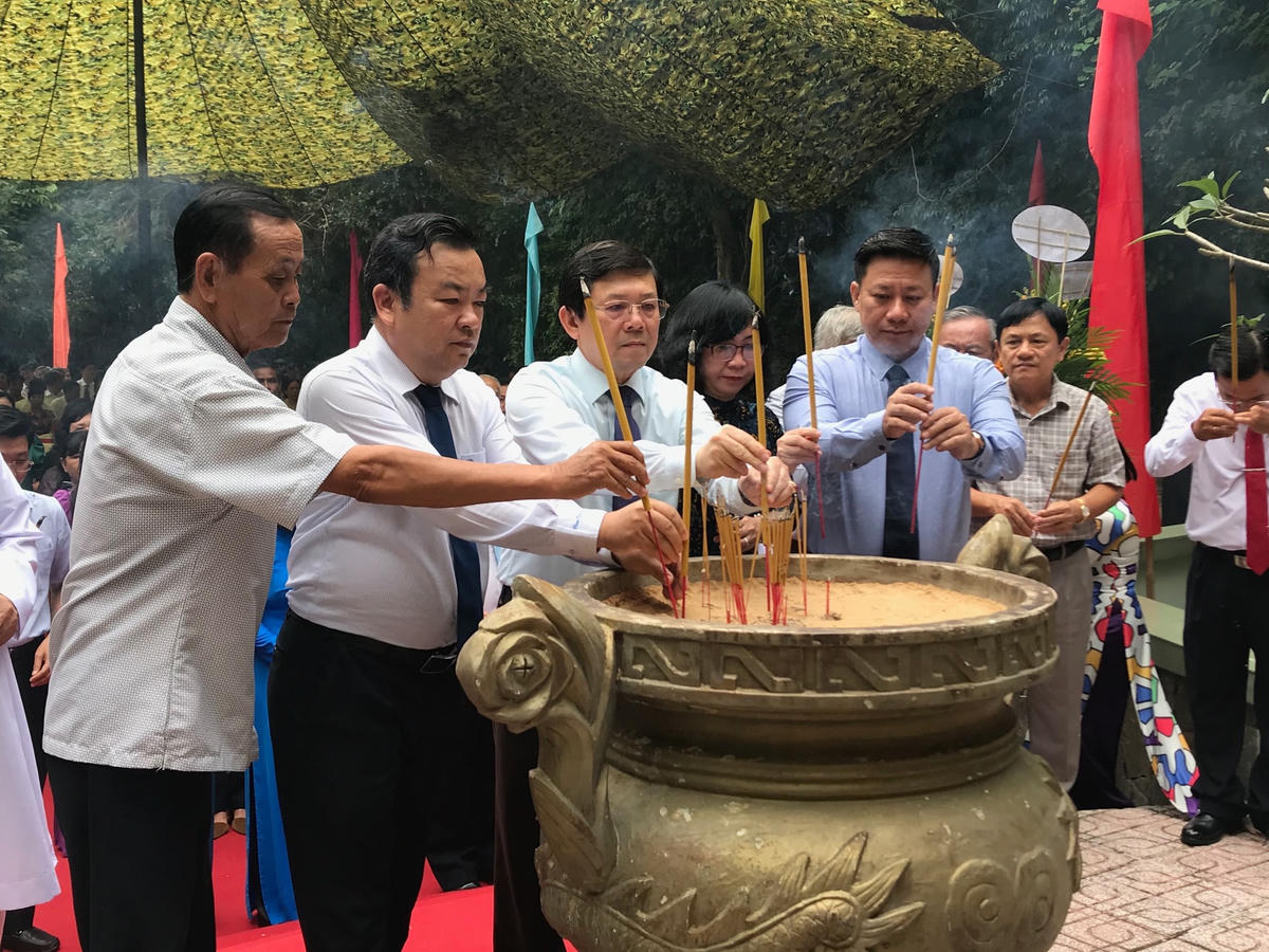 Các đại biểu dâng hương tại Bia kỷ niệm trong Căn cứ Mặt trận dân tộc  giải phóng miền Nam Việt Nam.