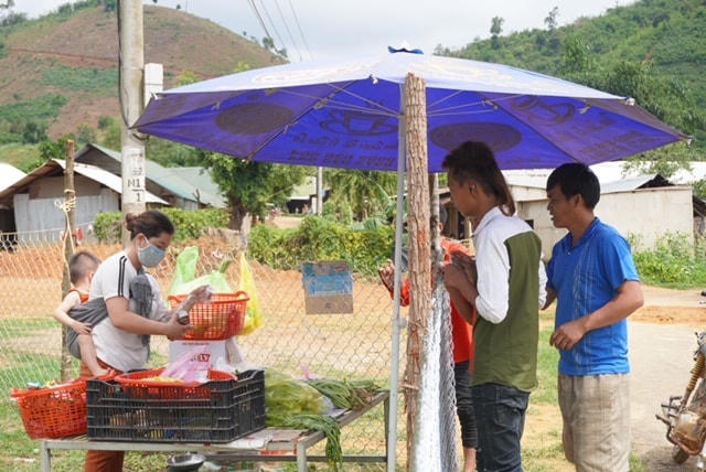 Việc mua bán của người dân tại các ổ dịch bạch hầu ở tỉnh Đắk Nông được kiểm soát chặt chẽ.